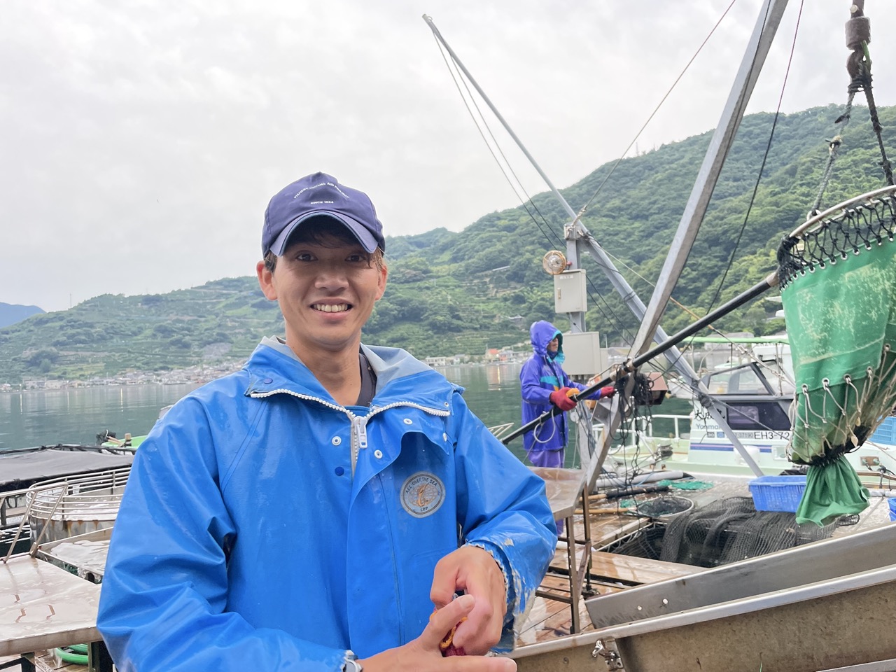 【愛媛県／養殖作業員】業務効率化で高水準の給与を実現！養殖＋しらす漁＋加工業の3刀流の学びの多い職場です